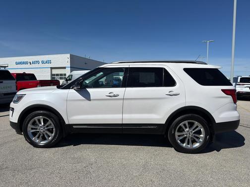 White Platinum Tri-Coat Metallic 2018 Ford Explorer XLT