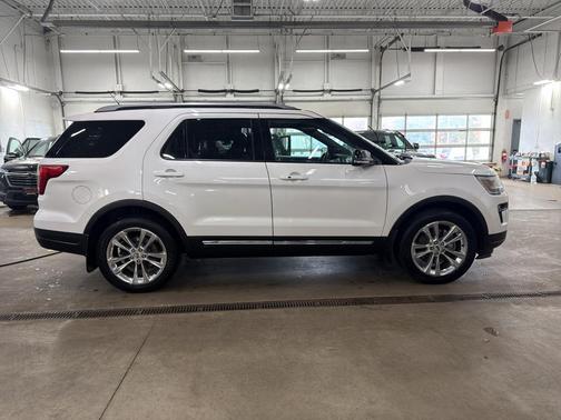 White Platinum Tri-Coat Metallic 2018 Ford Explorer XLT