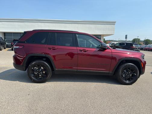 2025 Jeep Grand Cherokee Laredo