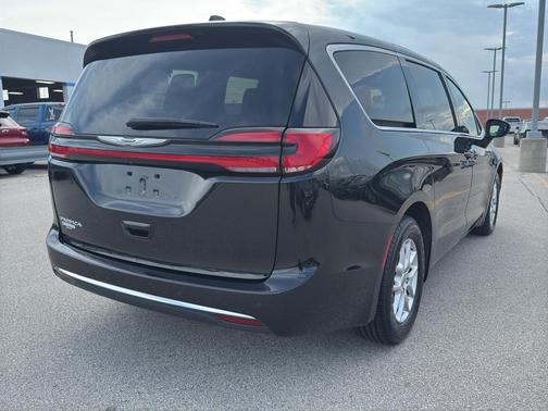 2023 Chrysler Pacifica Touring-L
