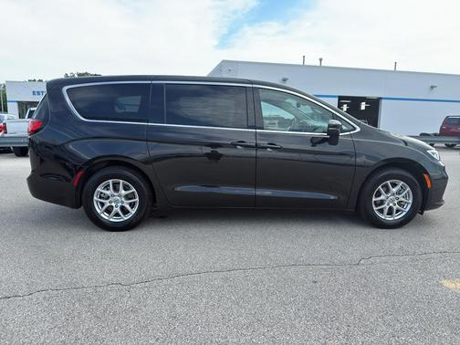 2023 Chrysler Pacifica Touring-L