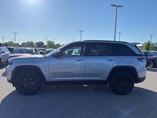 Silver Zynith 2024 Jeep Grand Cherokee Laredo