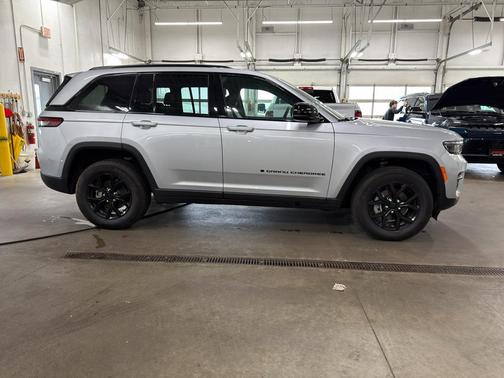 Silver Zynith 2024 Jeep Grand Cherokee Laredo