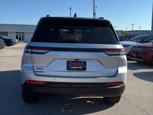 Silver Zynith 2024 Jeep Grand Cherokee Laredo
