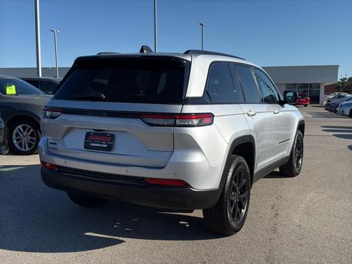 Silver Zynith 2024 Jeep Grand Cherokee Laredo