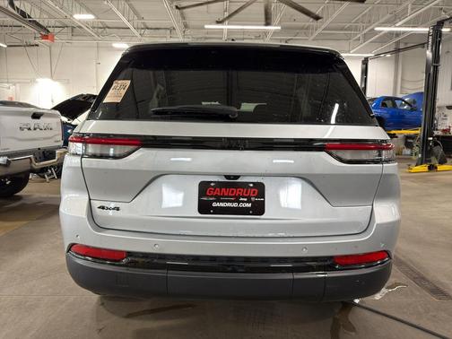 Silver Zynith 2024 Jeep Grand Cherokee Laredo