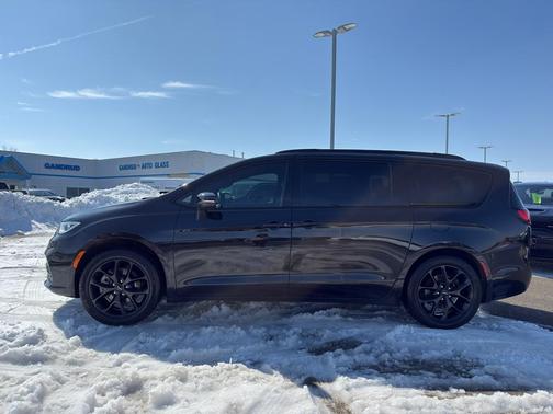 2023 Chrysler Pacifica Touring-L