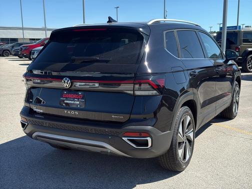 Deep Black Pearl Effect 2025 Volkswagen Taos 1.5T SE