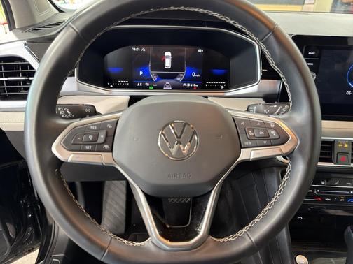 Deep Black Pearl Effect 2025 Volkswagen Taos 1.5T SE