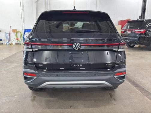 Deep Black Pearl Effect 2025 Volkswagen Taos 1.5T SE