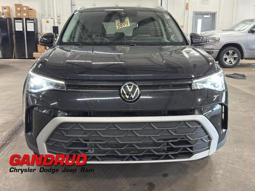 Deep Black Pearl Effect 2025 Volkswagen Taos 1.5T SE
