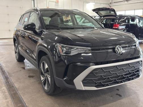 Deep Black Pearl Effect 2025 Volkswagen Taos 1.5T SE