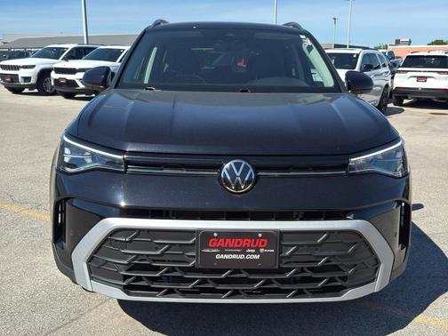 Deep Black Pearl Effect 2025 Volkswagen Taos 1.5T SE