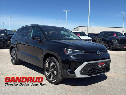 Deep Black Pearl Effect 2025 Volkswagen Taos 1.5T SE