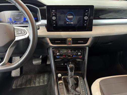 Deep Black Pearl Effect 2025 Volkswagen Taos 1.5T SE