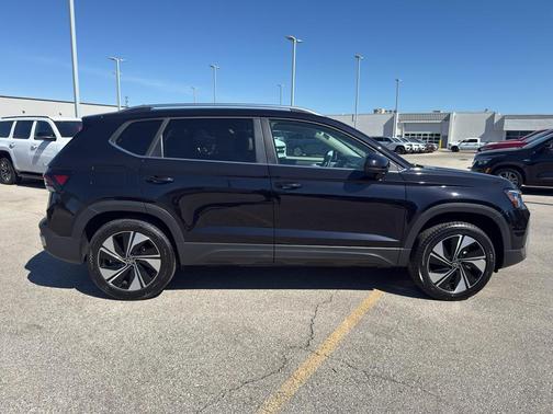 Deep Black Pearl Effect 2025 Volkswagen Taos 1.5T SE