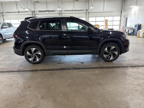Deep Black Pearl Effect 2025 Volkswagen Taos 1.5T SE