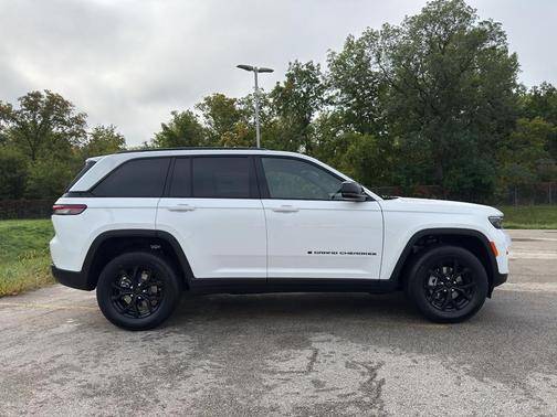 2025 Jeep Grand Cherokee Laredo
