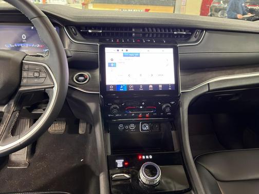 Rocky Mountain Pearlcoat 2024 Jeep Grand Cherokee Limited