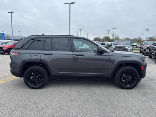 Metallic 2024 Jeep Grand Cherokee Laredo