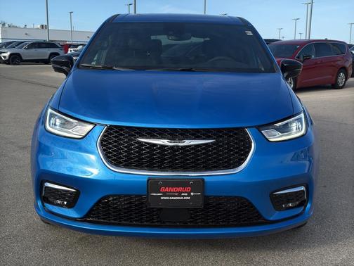 Hydro Blue Pearlcoat 2026 Chrysler Pacifica Select