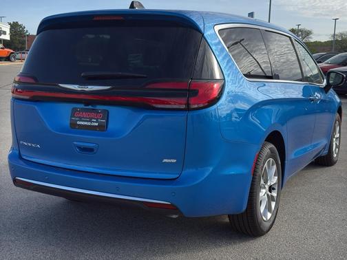 Hydro Blue Pearlcoat 2026 Chrysler Pacifica Select