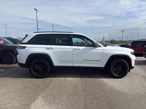 Bright White Clearcoat 2024 Jeep Grand Cherokee Laredo