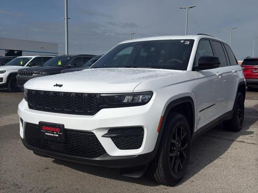 Bright White Clearcoat 2024 Jeep Grand Cherokee Laredo