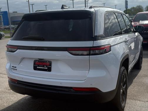 Bright White Clearcoat 2024 Jeep Grand Cherokee Laredo