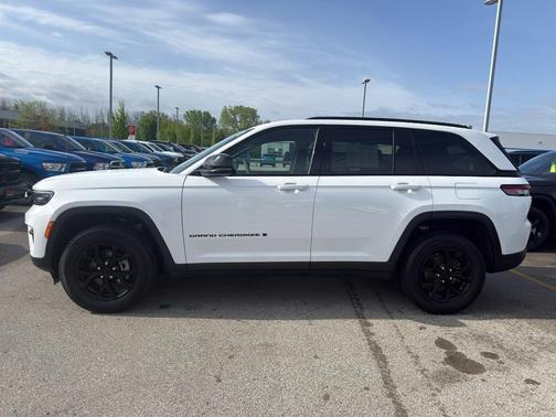 Bright White Clearcoat 2024 Jeep Grand Cherokee Laredo