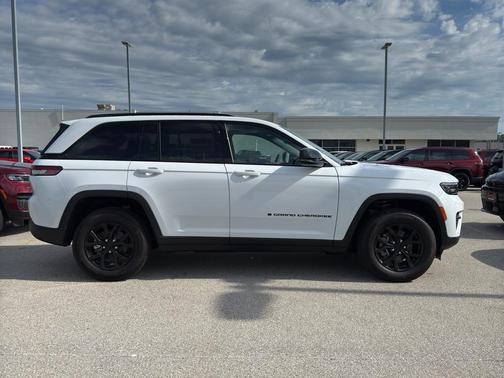 2025 Jeep Grand Cherokee Laredo
