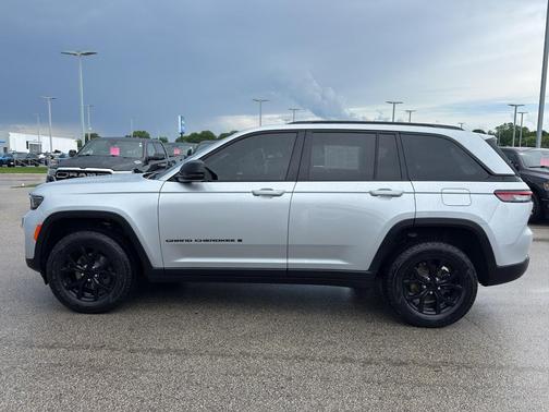 Silver Zynith 2025 Jeep Grand Cherokee Laredo