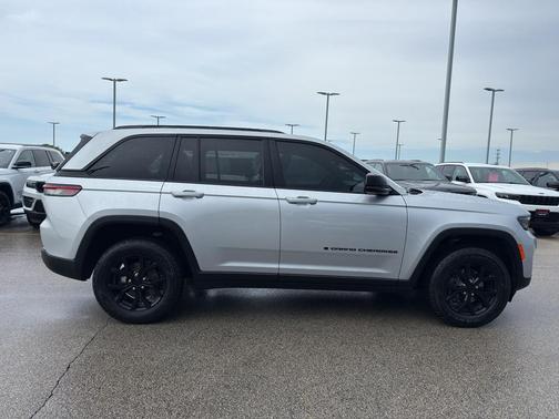 Silver Zynith 2025 Jeep Grand Cherokee Laredo