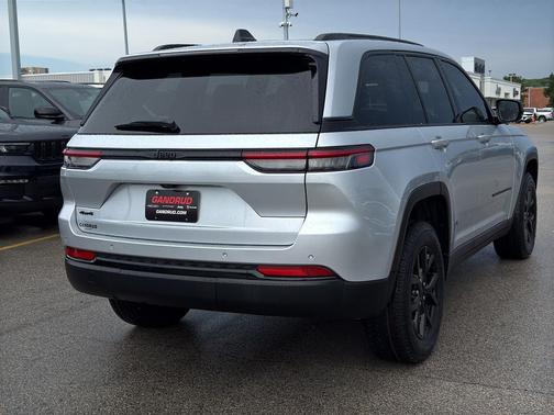 Silver Zynith 2025 Jeep Grand Cherokee Laredo