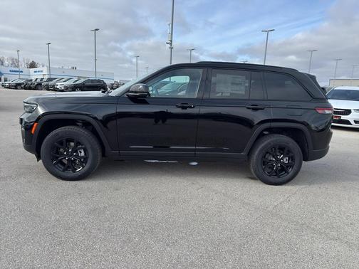 Diamond Black 2025 Jeep Grand Cherokee Laredo