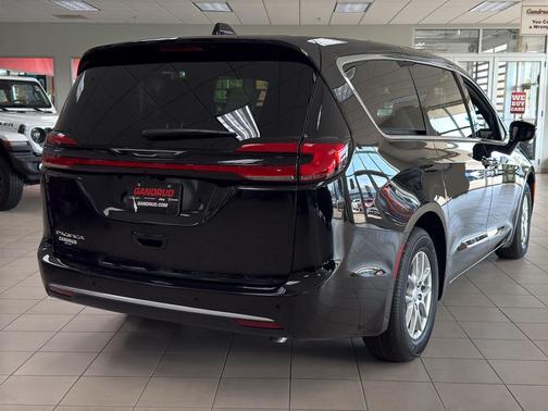 Diamond Black 2027 Chrysler Pacifica SELECT