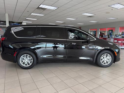 Diamond Black 2027 Chrysler Pacifica SELECT