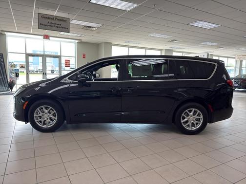 Diamond Black 2027 Chrysler Pacifica SELECT