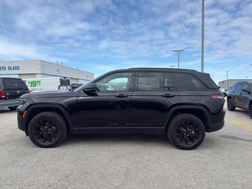 Diamond Black 2025 Jeep Grand Cherokee Laredo