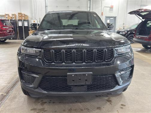 Diamond Black 2025 Jeep Grand Cherokee Laredo