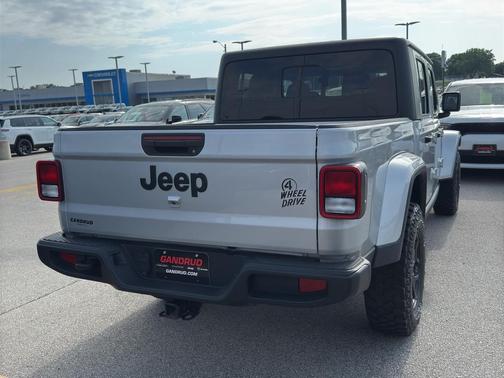 2022 Jeep Gladiator Sport