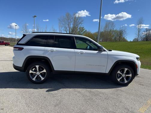 Bright White Clearcoat 2026 Jeep Grand Cherokee Limited