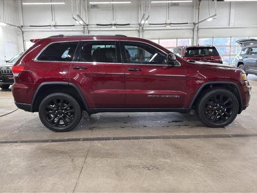 Velvet Red Pearlcoat 2017 Jeep Grand Cherokee Laredo
