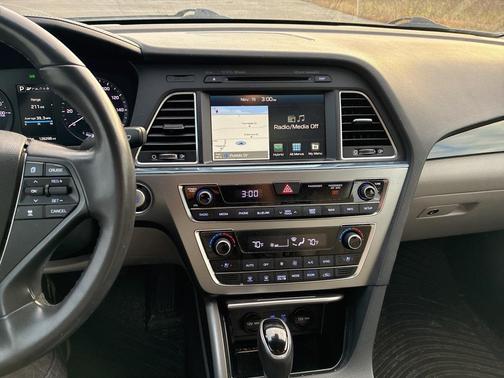 2017 Hyundai SONATA Hybrid Limited