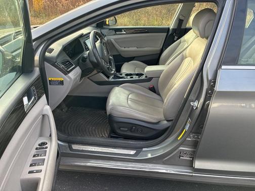 2017 Hyundai SONATA Hybrid Limited