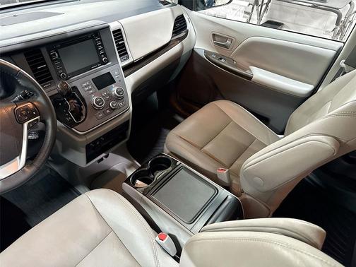 2020 Toyota Sienna XLE Premium