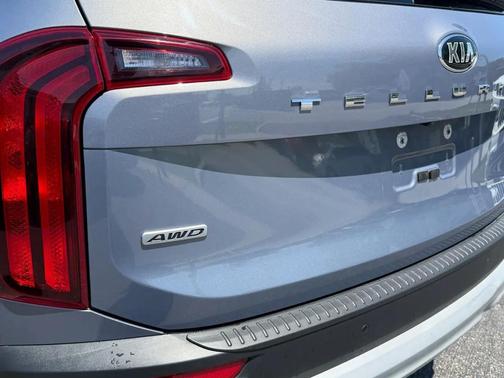 Everlasting Silver 2020 Kia Telluride LX