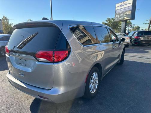 2021 Chrysler Voyager LX