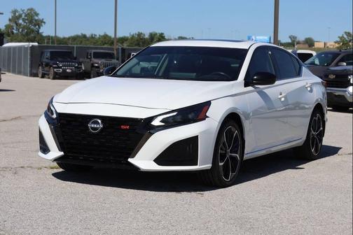 White 2023 Nissan Altima SR Intelligent AWD