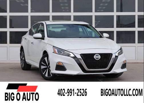 White 2022 Nissan Altima 2.5 SV